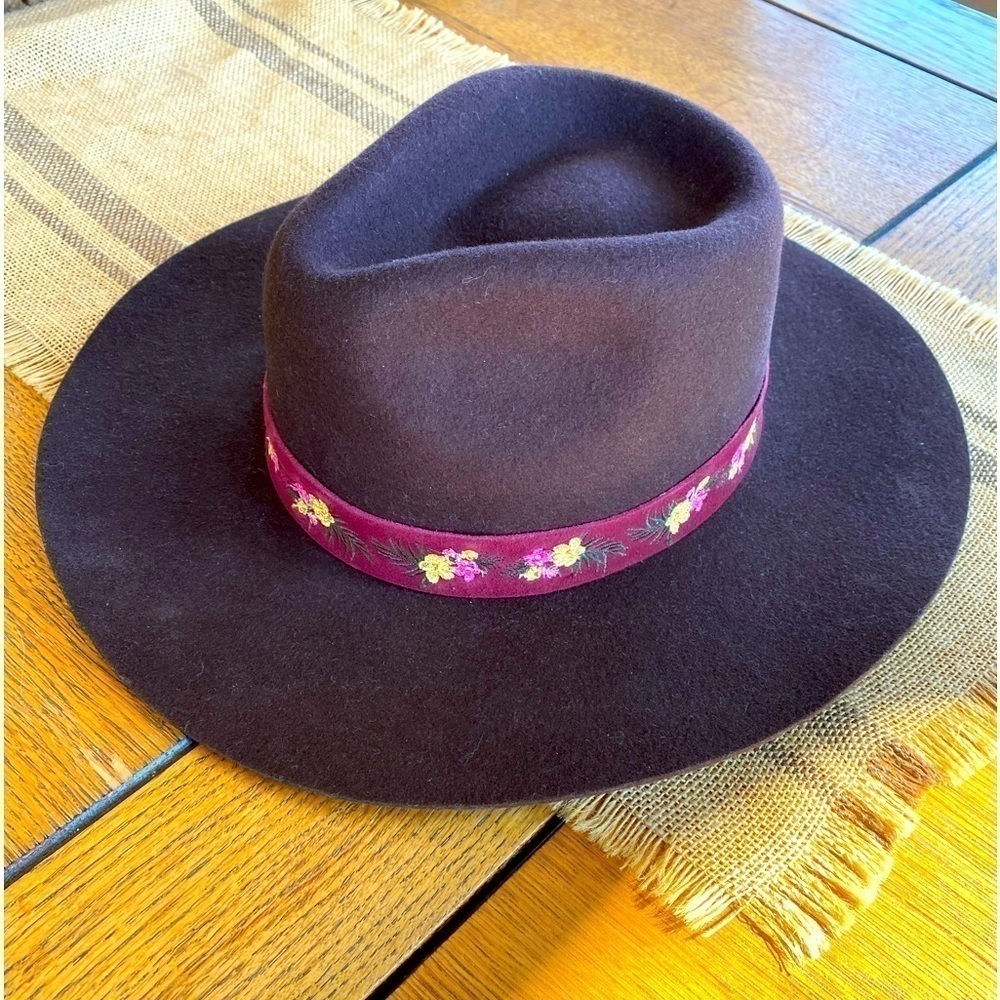 Weith + Frida Kahl women’s wool hat in a rich brown. NWT